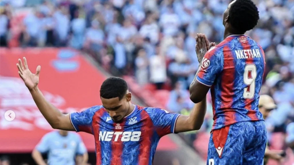 Jugadores del Crystal Palace celebran victoria dando gloria a Jesús entreCristianos Jugadores del Crystal Palace se arrodillan y oran dando la gloria a Cristo