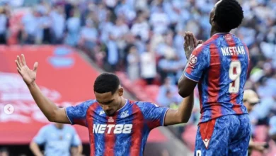 Jugadores del Crystal Palace se arrodillan y oran dando la gloria a Cristo
