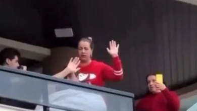 Emotivo: hombre llora al recibir oración desde su balcón