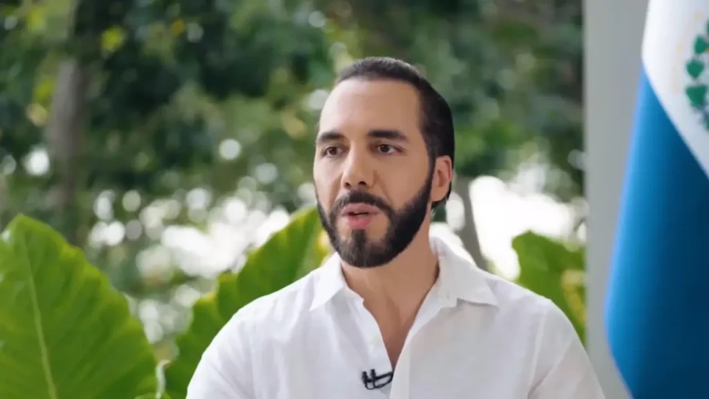Bukele atribuye paz en El Salvador a la oración