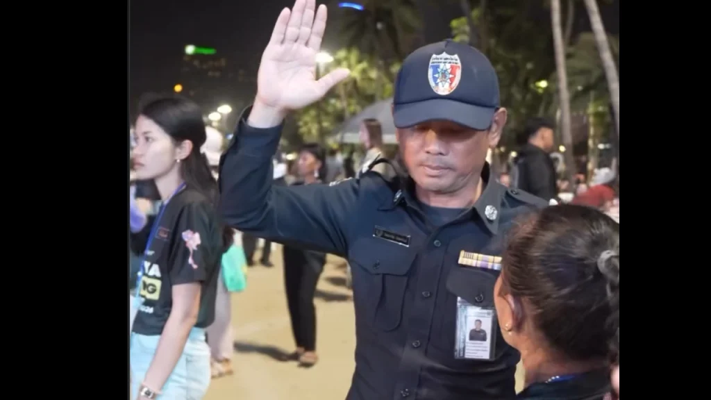 La policía se rinde a Jesús en evento evangelistico en Tailandia entreCristianos La policía se rinde a Jesús en evento evangelistico en Tailandia