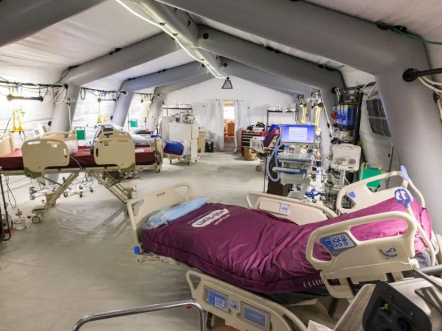 Los médicos del Samaritan’s Purse en Venezuela oran antes de cada cirugía entreCristianos Hospital de campaña de Samaritan's Purse en Maiquetía