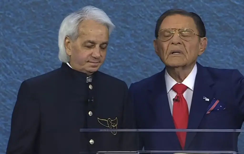 Benny Hinn defiende a Kenneth Copeland frente a críticas por la teología de la prosperidad y el rechazo de Justin Peters entreCristianos Benny Hinn defiendió a Kenneth Copeland y exige respeto ante el "juicio" de las redes