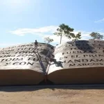 Una monumental Biblia tallada en piedra en los llanos de Colombia