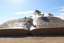 Una monumental Biblia tallada en piedra en los llanos de Colombia entreCristianos Una monumental Biblia tallada en piedra en los llanos de Colombia