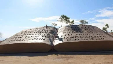 Una monumental Biblia tallada en piedra en los llanos de Colombia entreCristianos Una monumental Biblia tallada en piedra en los llanos de Colombia