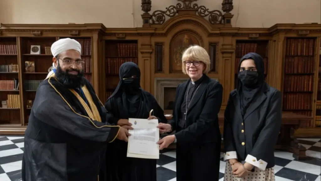 La arzobispa Canterbury retira el premio que previamente dió al musulman Hafiz Muhammad Tahir Mehmood Ashrafi entreCristianos La arzobispa Canterbury retira el premio que previamente dió al musulman Hafiz Muhammad Tahir Mehmood Ashrafi