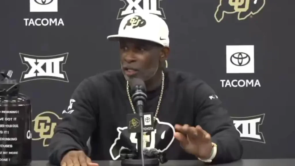 El entrenador deportivo Deion Sanders desata debate por orar en lenguas al inicio de una rueda de prensa