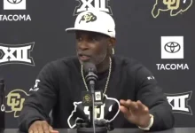 El entrenador deportivo Deion Sanders desata debate por orar en lenguas al inicio de una rueda de prensa entreCristianos El entrenador deportivo Deion Sanders desata debate por orar en lenguas al inicio de una rueda de prensa