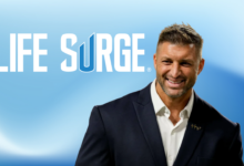 Tim Tebow pausa su relación con Life Surge tras investigación sobre tácticas de ventas agresivas