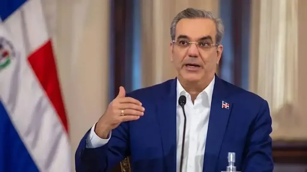 Luis Abinader afirma en el Día de la Biblia: “Los gobiernos y hombres pasan, Dios permanece” entreCristianos Luis Abinader afirma en el Día de la Biblia: “Los gobiernos y hombres pasan, Dios permanece”