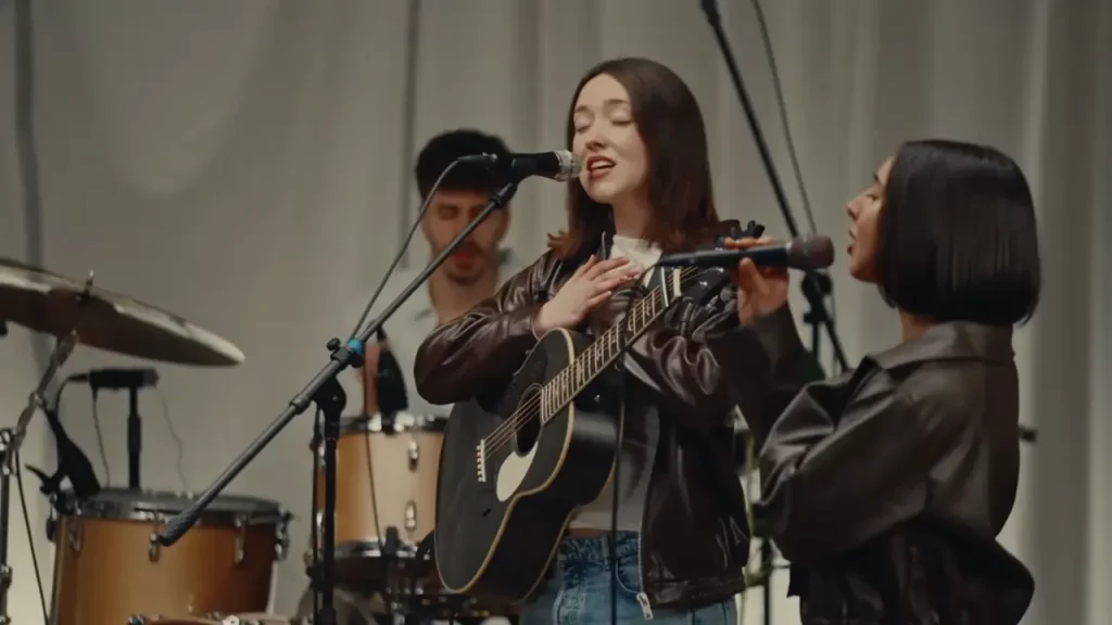 Factor de Cambio y Chloe Edgecombe se unen para cantar «Tu gracia me basta»